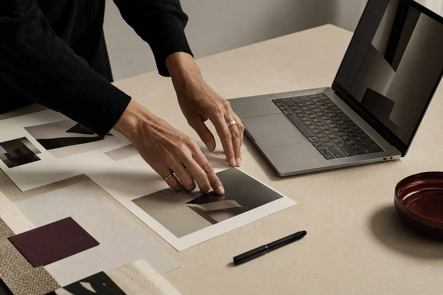 Creatieve strategie en digitaal design in een modern atelier